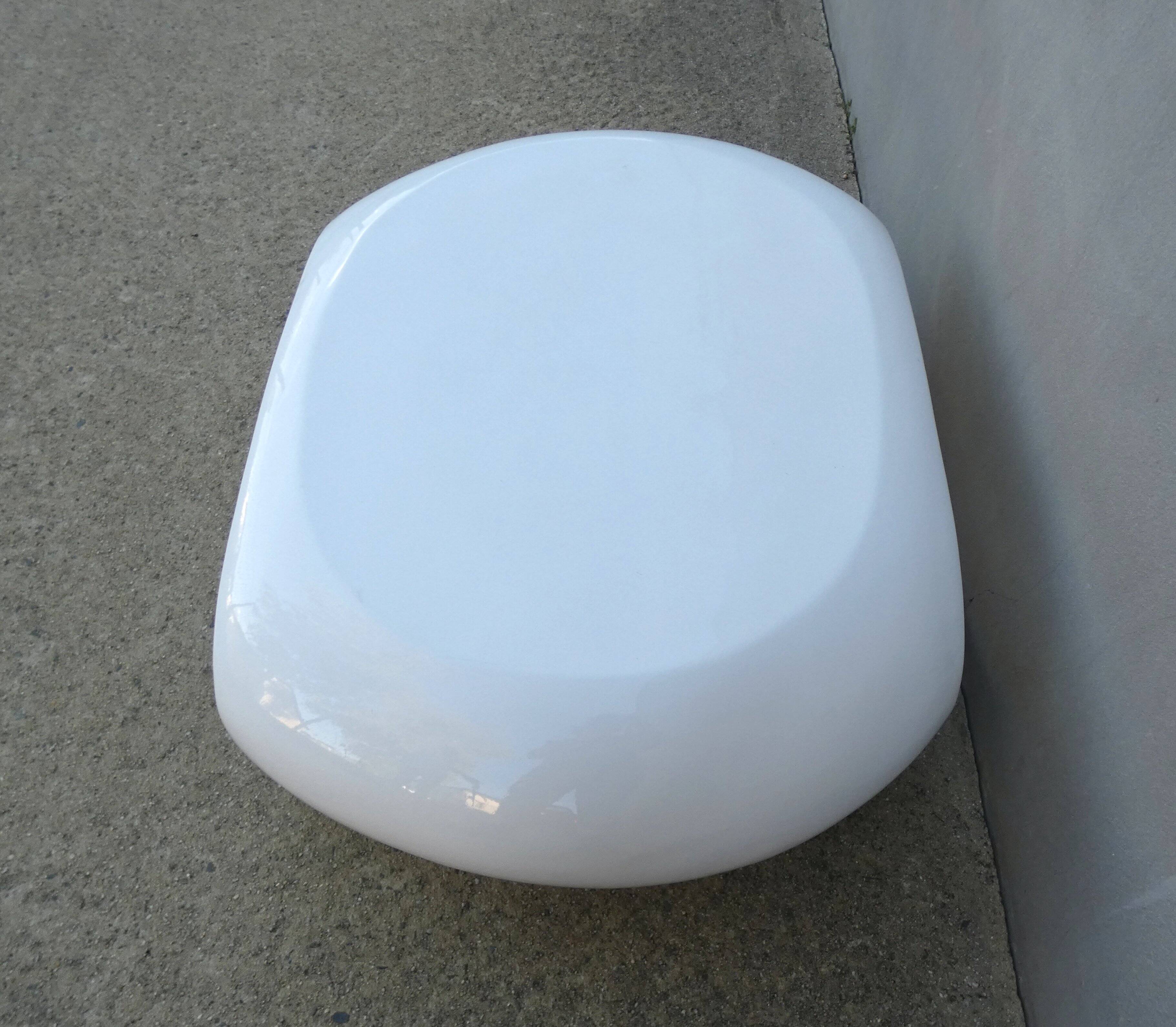 Table basse laquée blanche design Space Age forme libre vintage