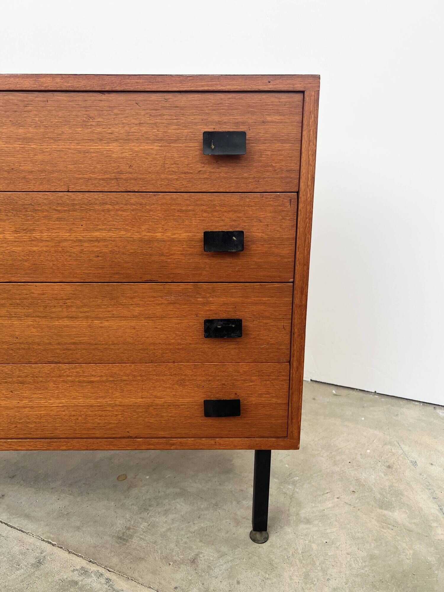 Commode 4 tiroirs moderniste par Antoine Philippon et Jacqueline Lecoq