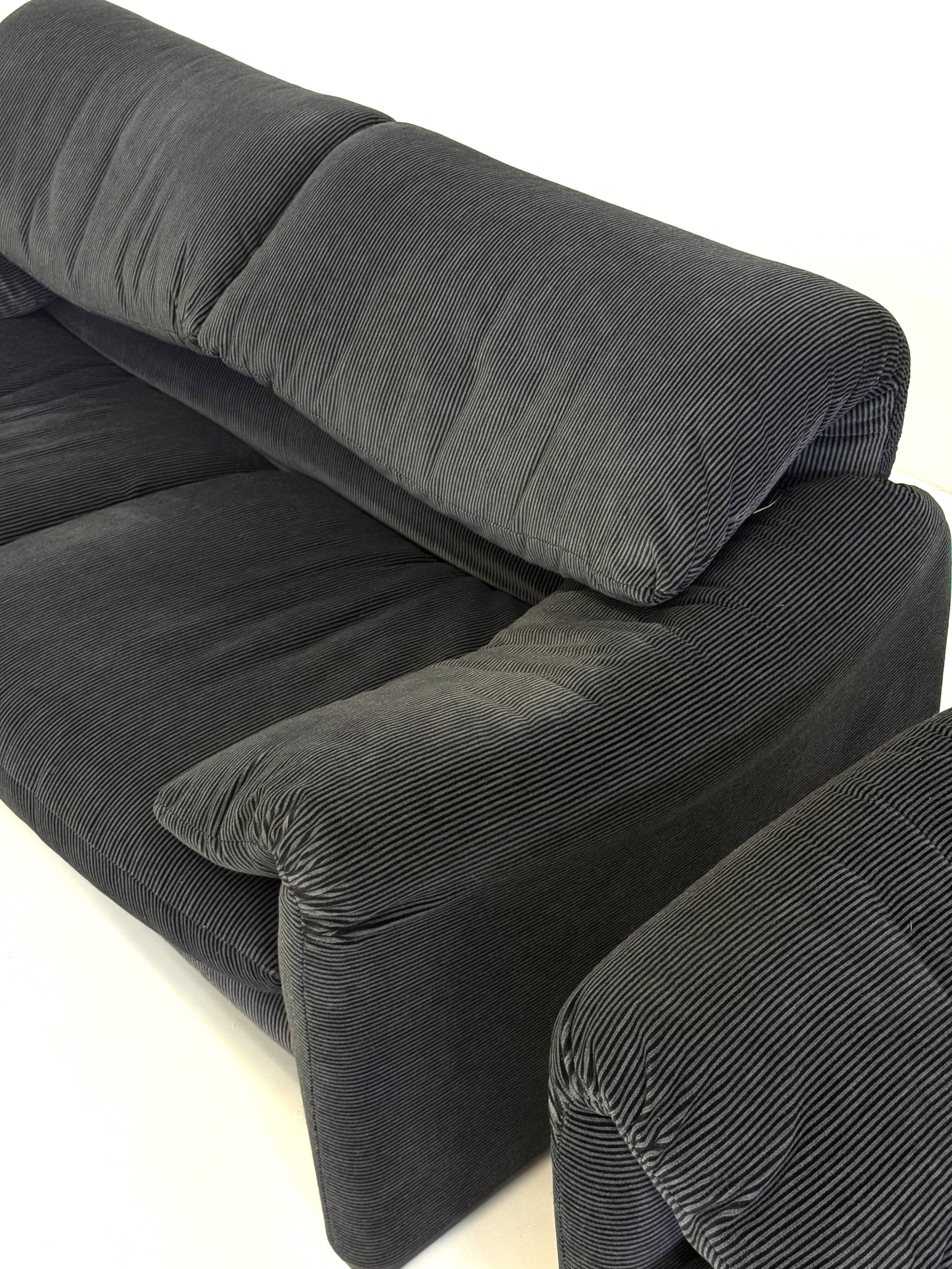 Cassina Maralunga 2 places noir-gris par Vico Magistretti