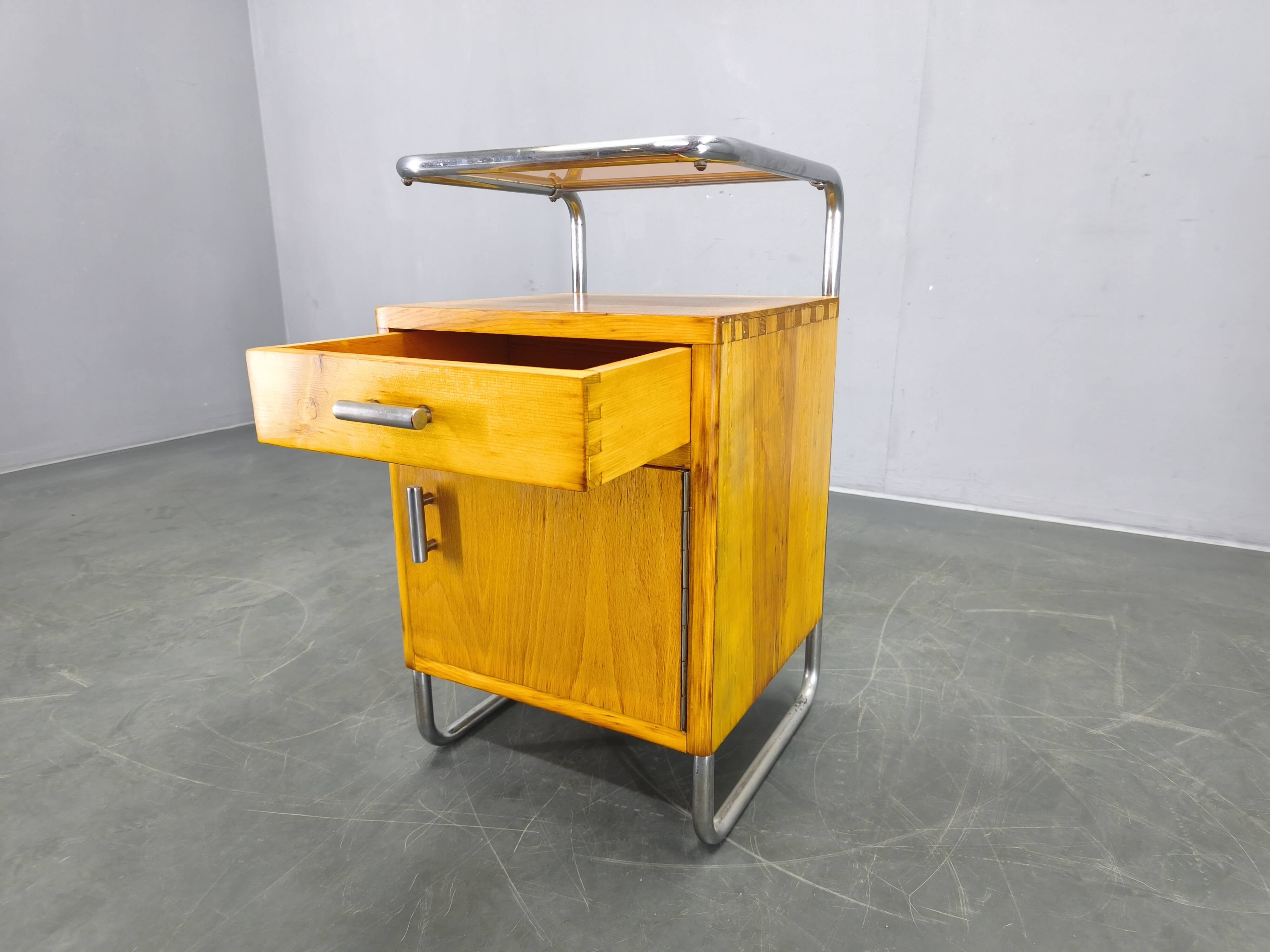 Table de nuit tubulaire en chrome Bauhaus avec plateau en verre, années 1930