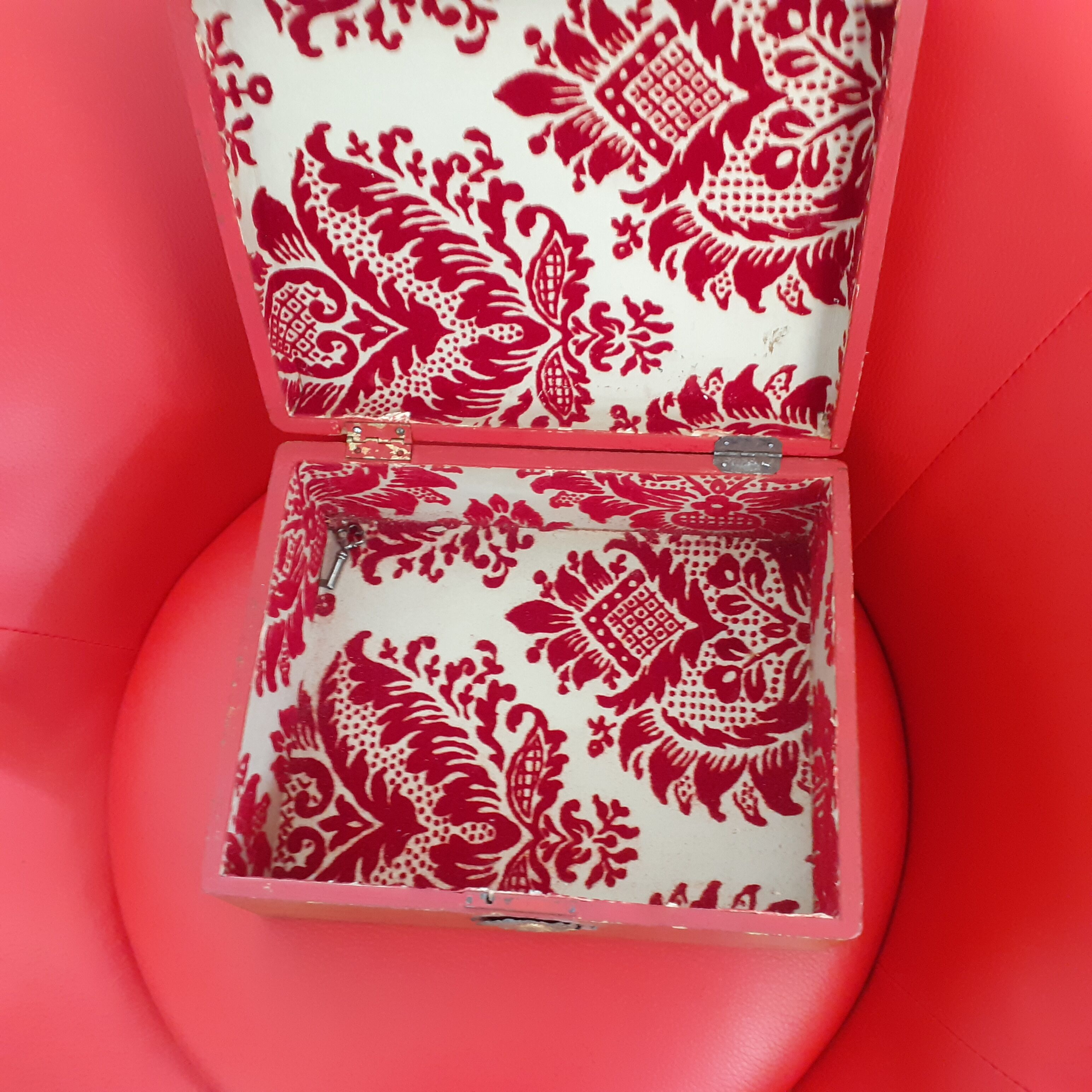 Brass décor and entourage wooden box