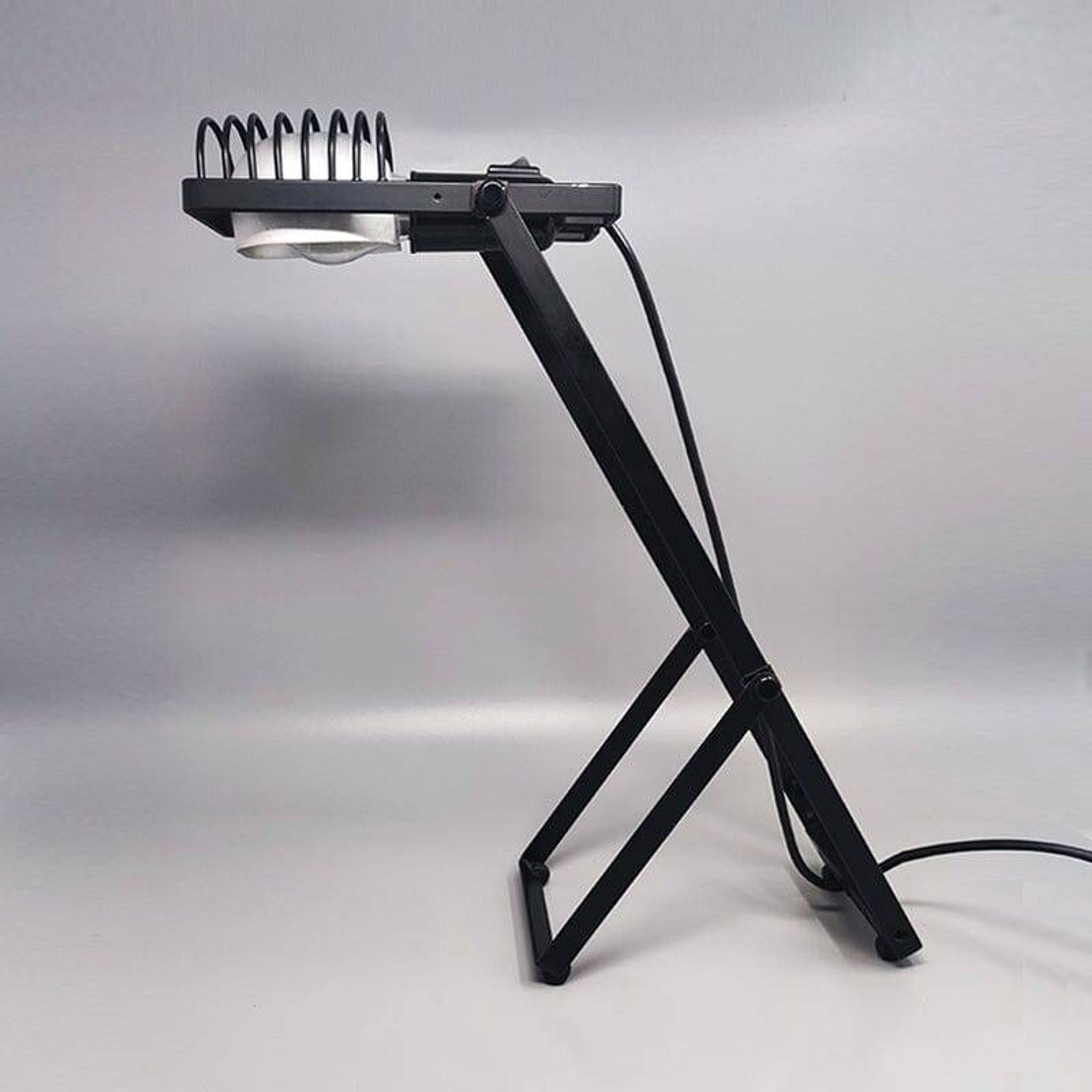 1970s Gorgeous Black Table Lamp "Sintesi" by Ernesto Gismondi for Artemide. Made in Italy