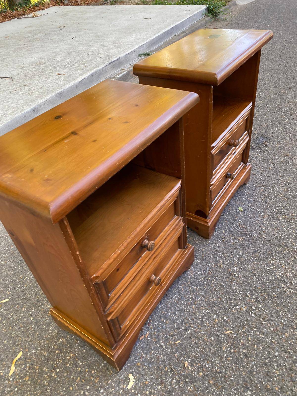 2 tables de chevet en pin massif style Louis XIV