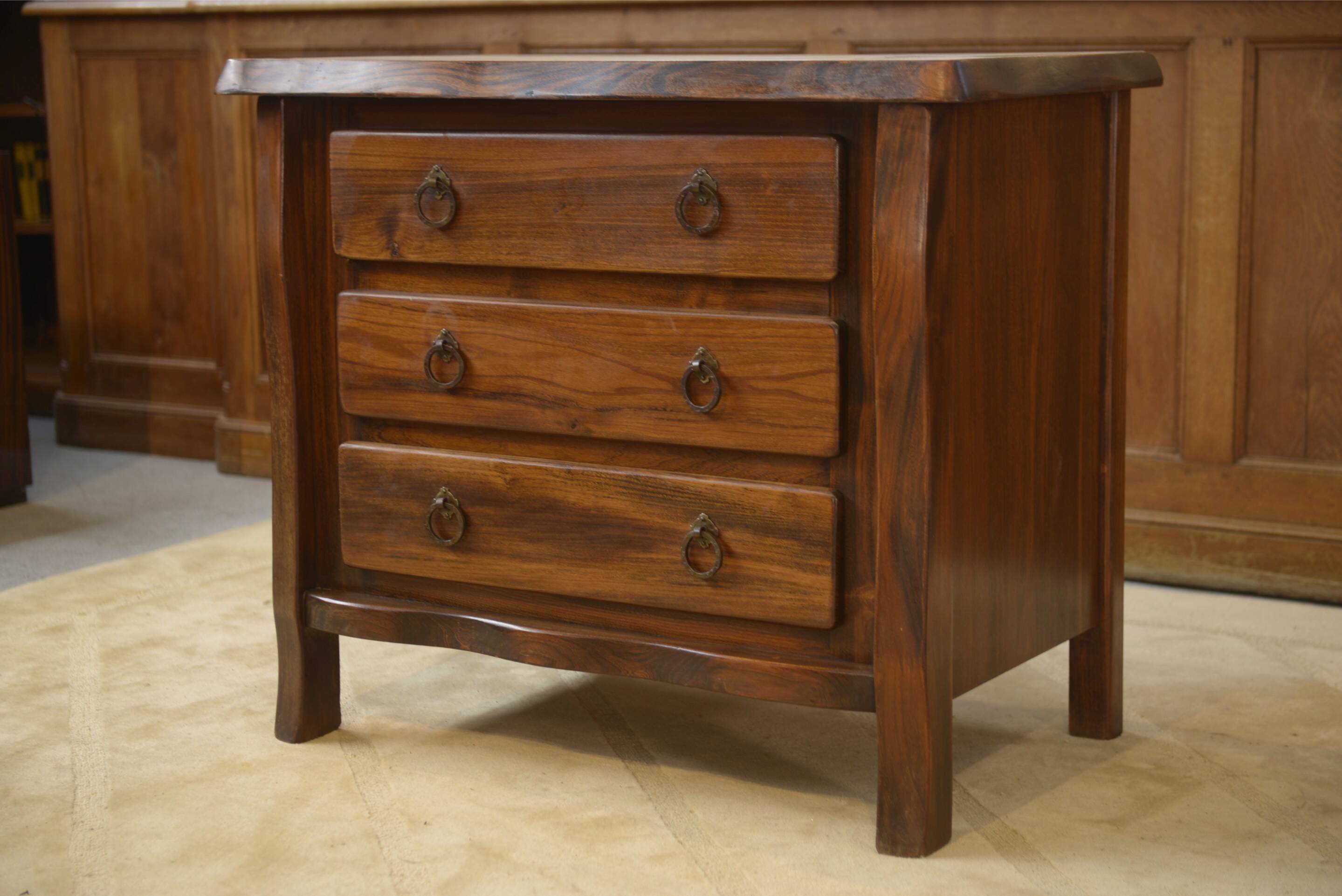 Commode brutaliste 3 tiroirs en orme par Aranjou, 1960
