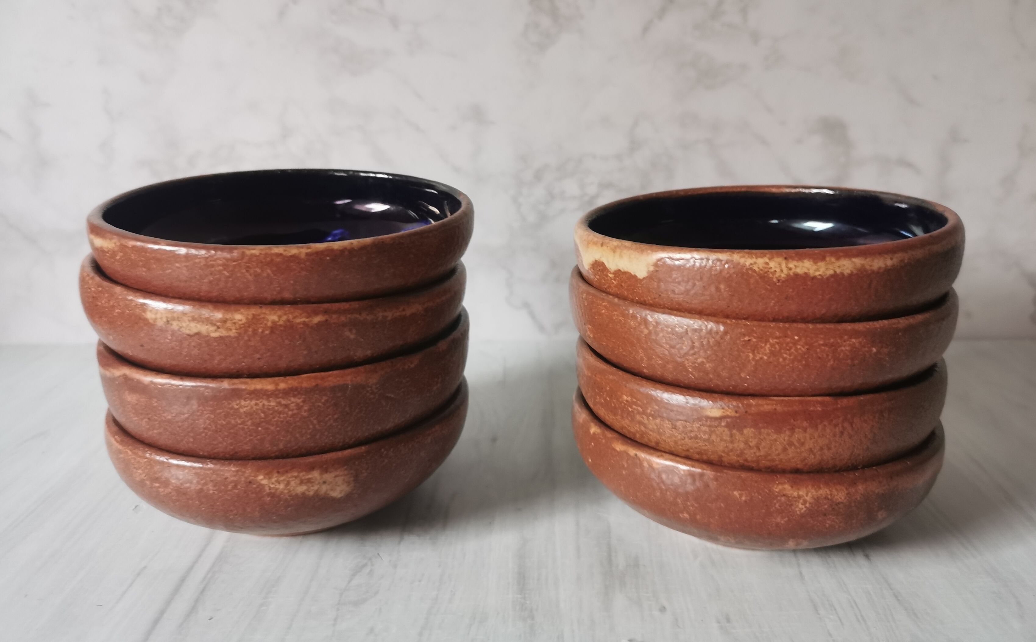 Salad bowl and enamelled sandstone cups