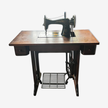 1932 Singer sewing machine