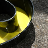 Lettre "O" d'enseigne industrielle jaune et noire