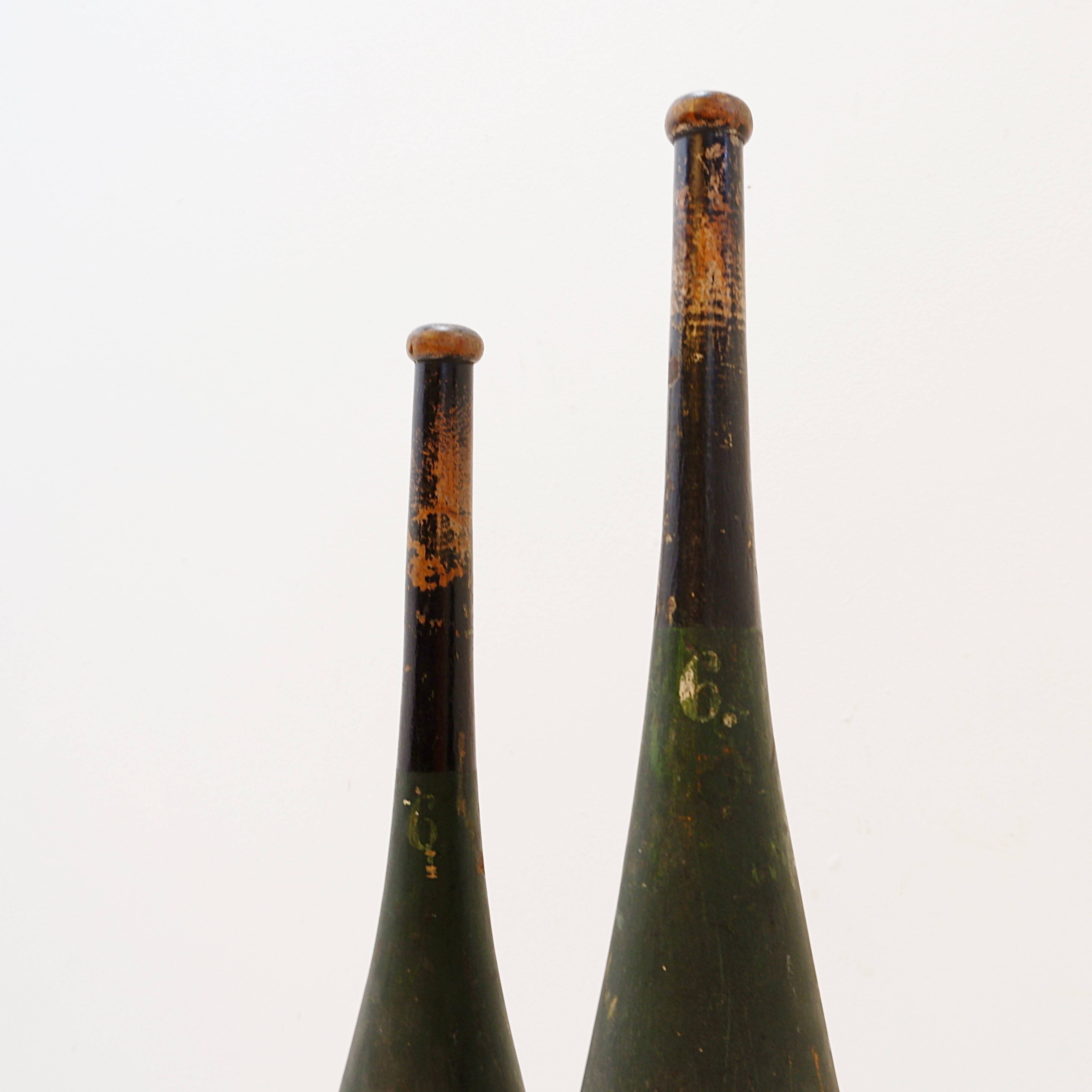 Paire de grandes quilles d'exercice en bois sur socle début du 20ème siècle