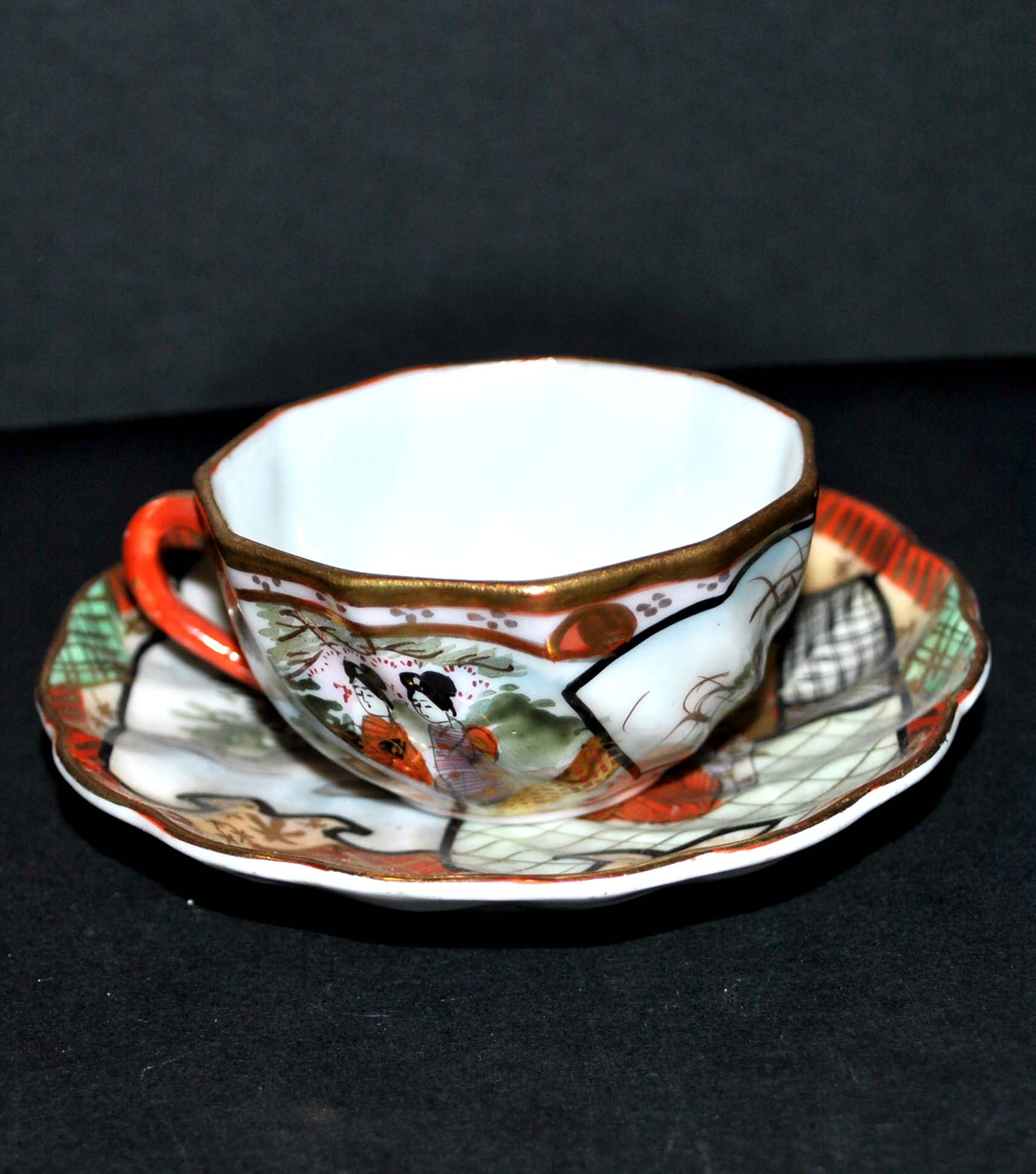 Polylobed Japanese porcelain cup - hand-painted geisha décor