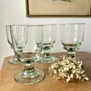 4 verres sur pied en verre soufflé artisanal de teinte verte