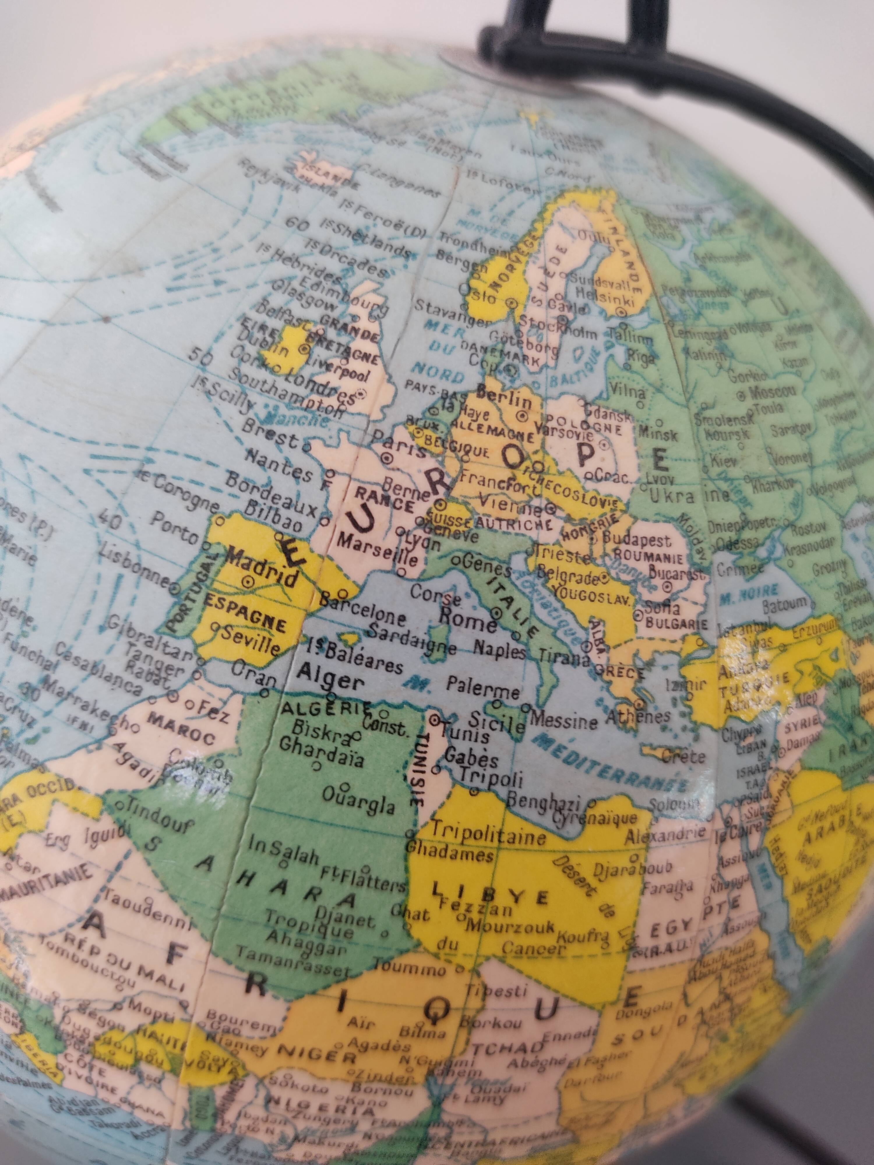 World. terrestrial Girard and Barrère tripod year 60