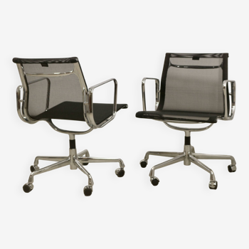 Lot de 2 fauteuils modèle EA 117 de Charles et Ray Eames par Vitra