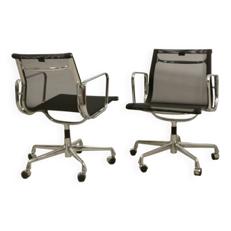 Lot de 2 fauteuils modèle EA 117 de Charles et Ray Eames par Vitra