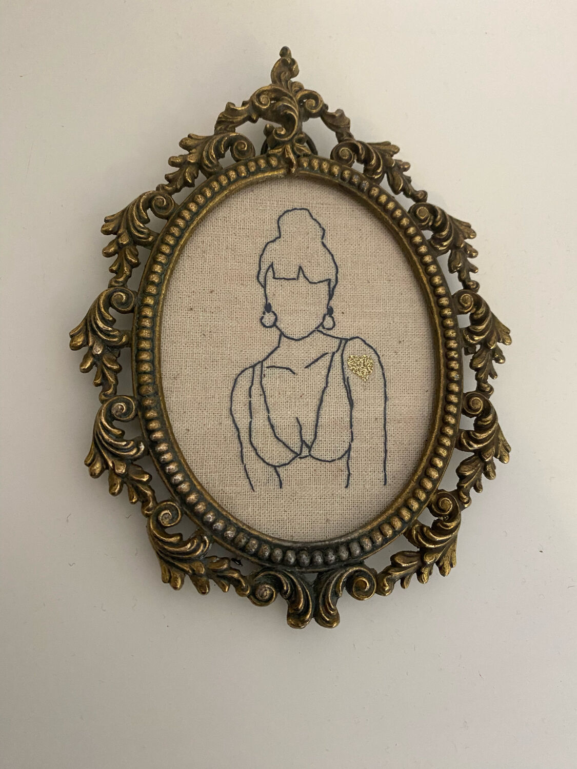 Broderie encadrée