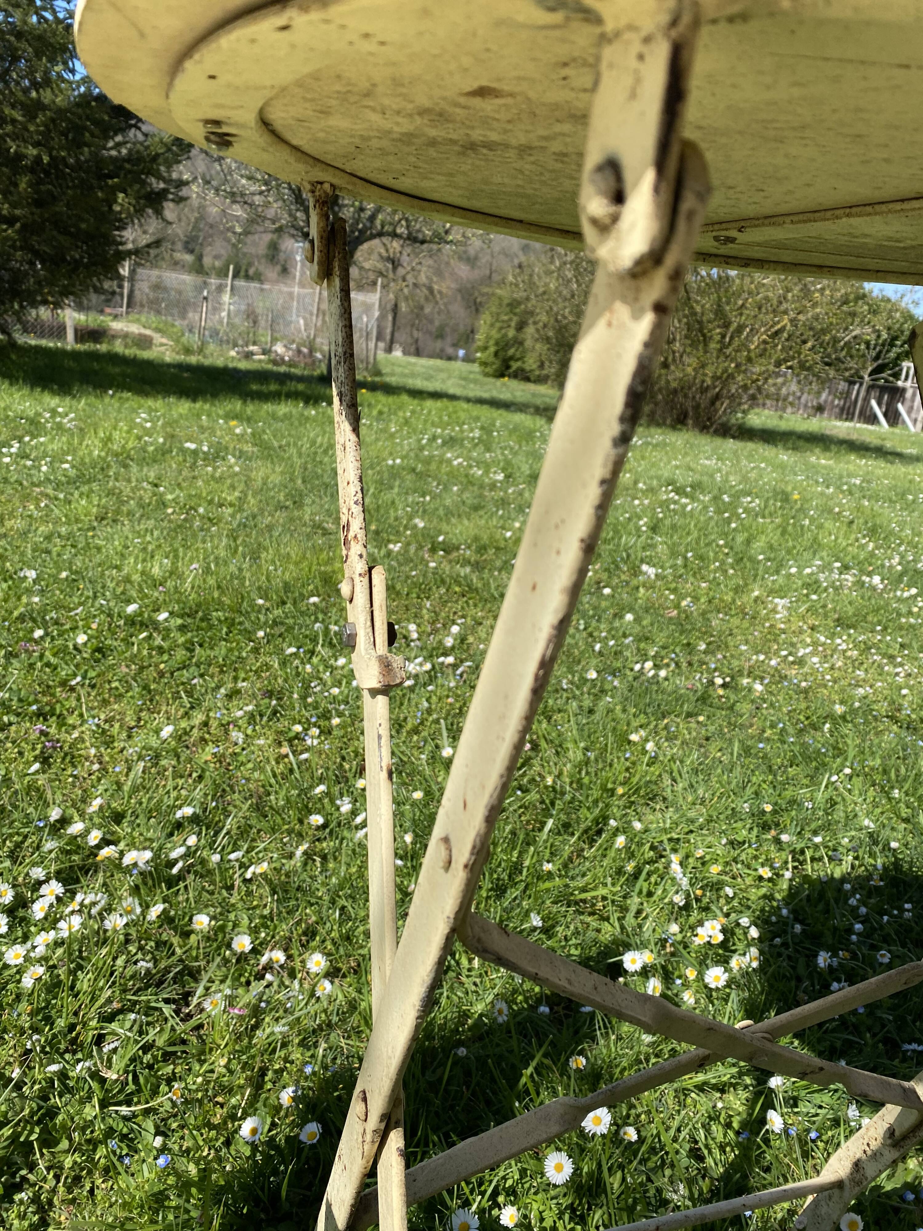 Table et 2 chaises de jardin en métal et bois beige marquées "Bistrot Paris"