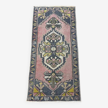 Petit tapis rose et bleu vieilli