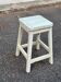 Tabouret rustique / de ferme carré en bois blanc patiné 1960