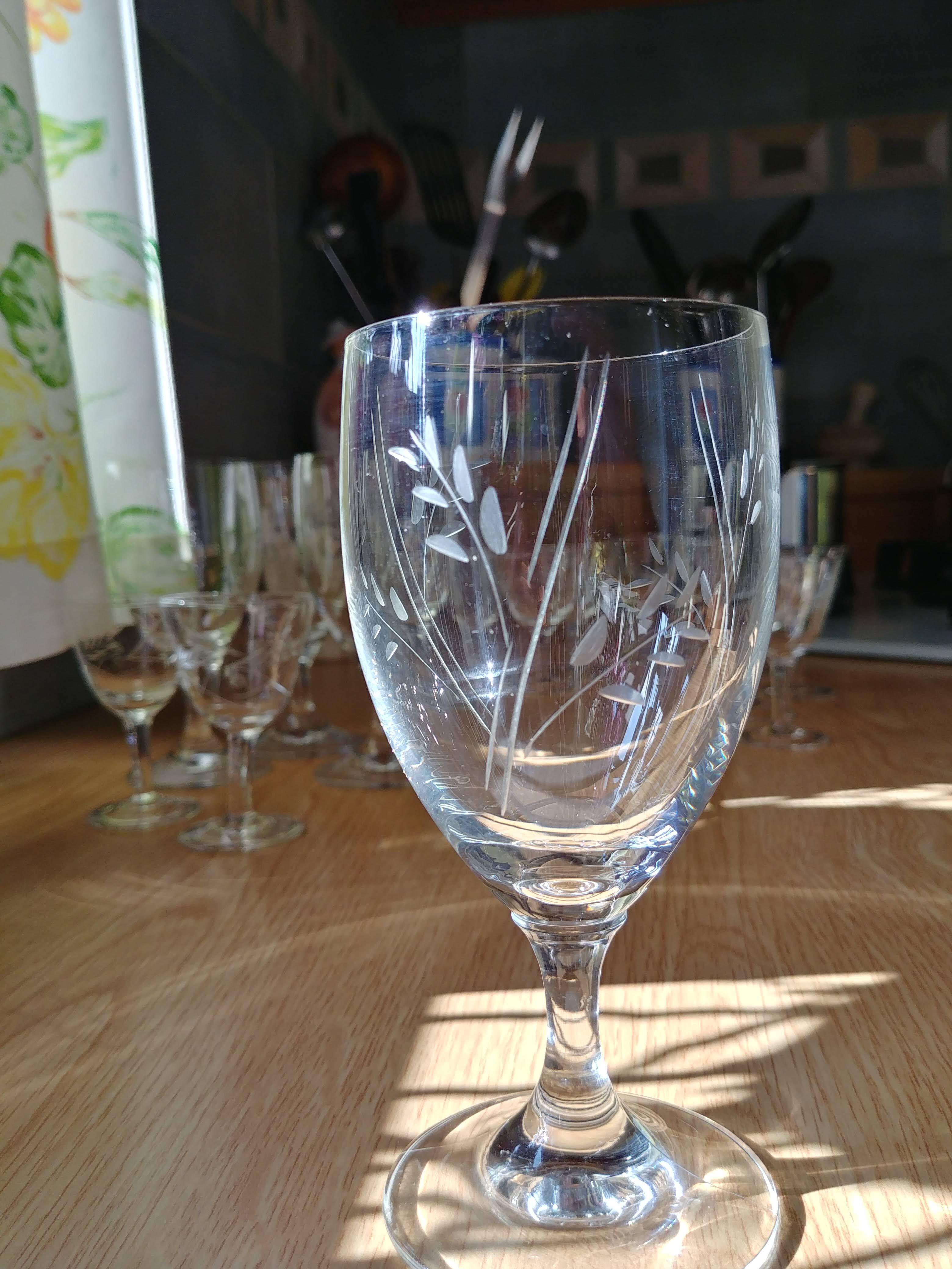 Ensemble de 10 verres anciens à liqueur, 4 verres à eau assortis, en verre ciselé