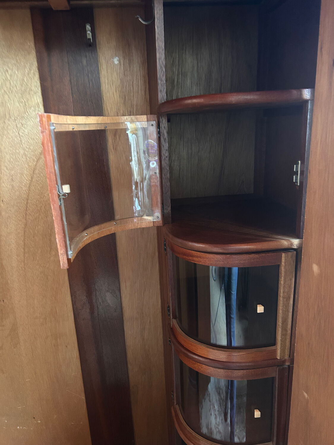 Small English wardrobe from the Art Deco period in walnut veneer - The elegance of rarity