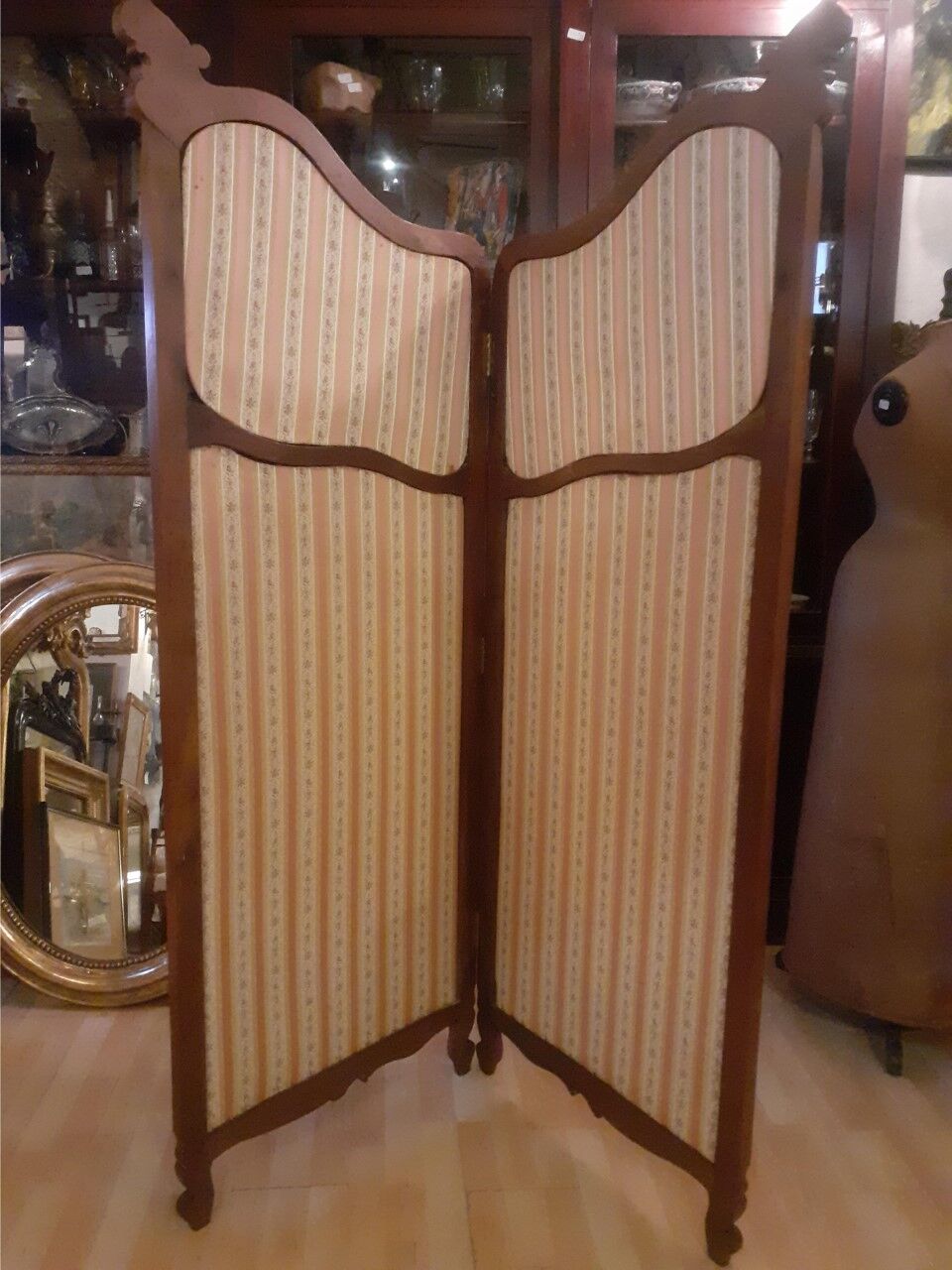 Shop screen, old store cabin, fitting of women's clothing early XX eme ..