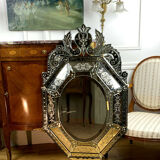 Early 20th century Venetian mirror made of bevelled glass engraved 123 x 73 cm