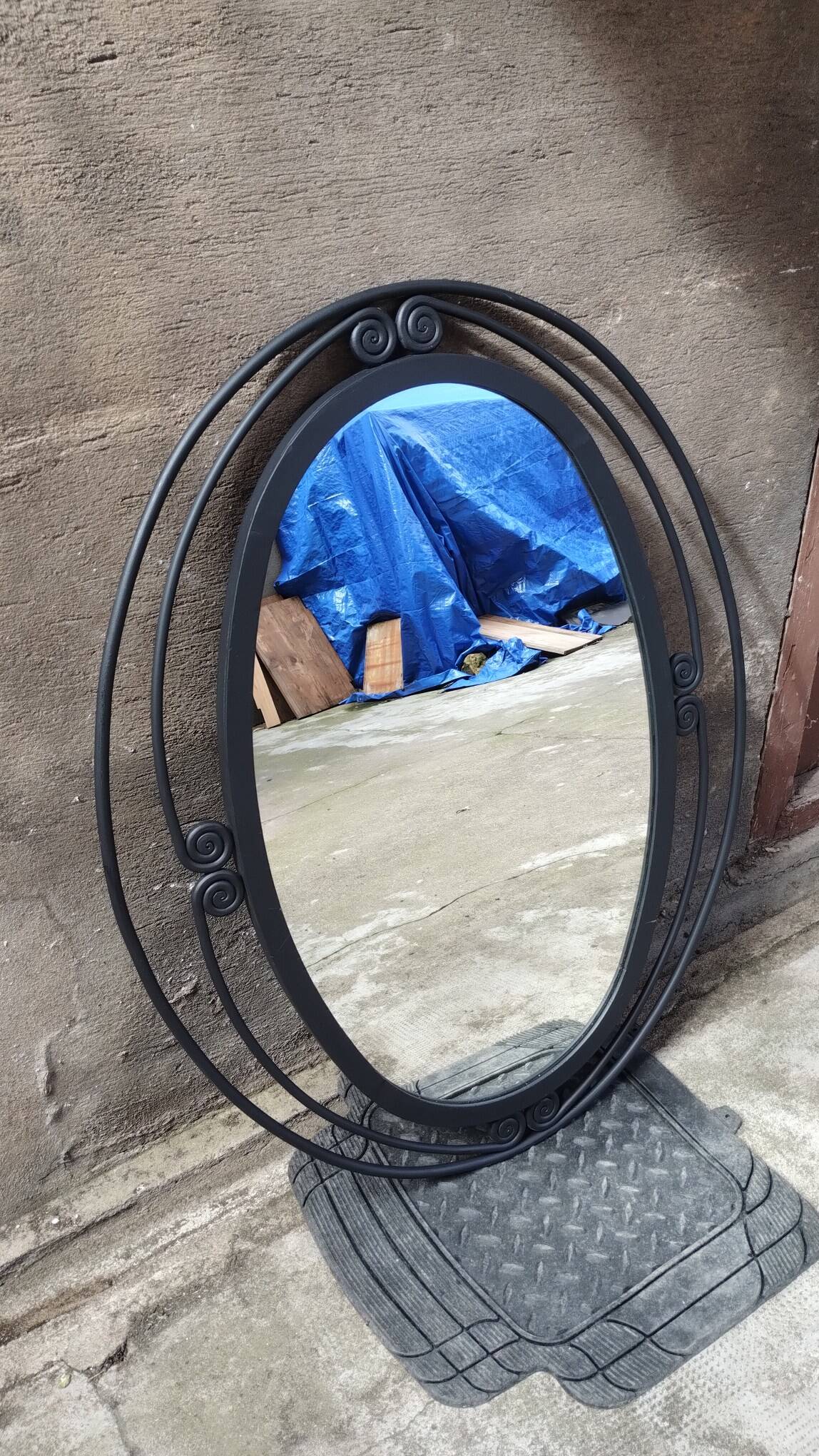 Miroir ovale vintage en fer forgé à décor de spirales