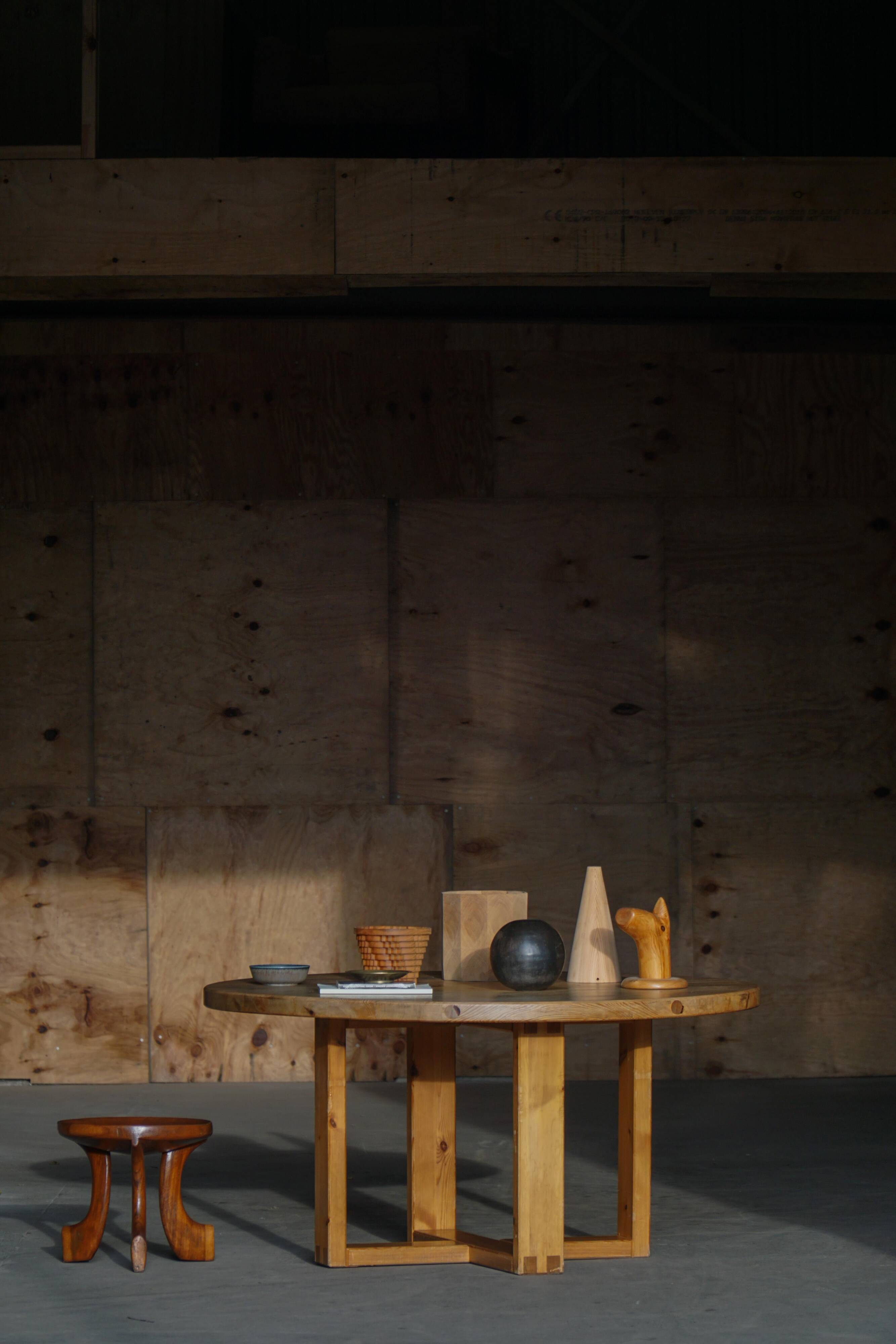 Round table in pine by Roland Wilhelmsson, mid-20th century.