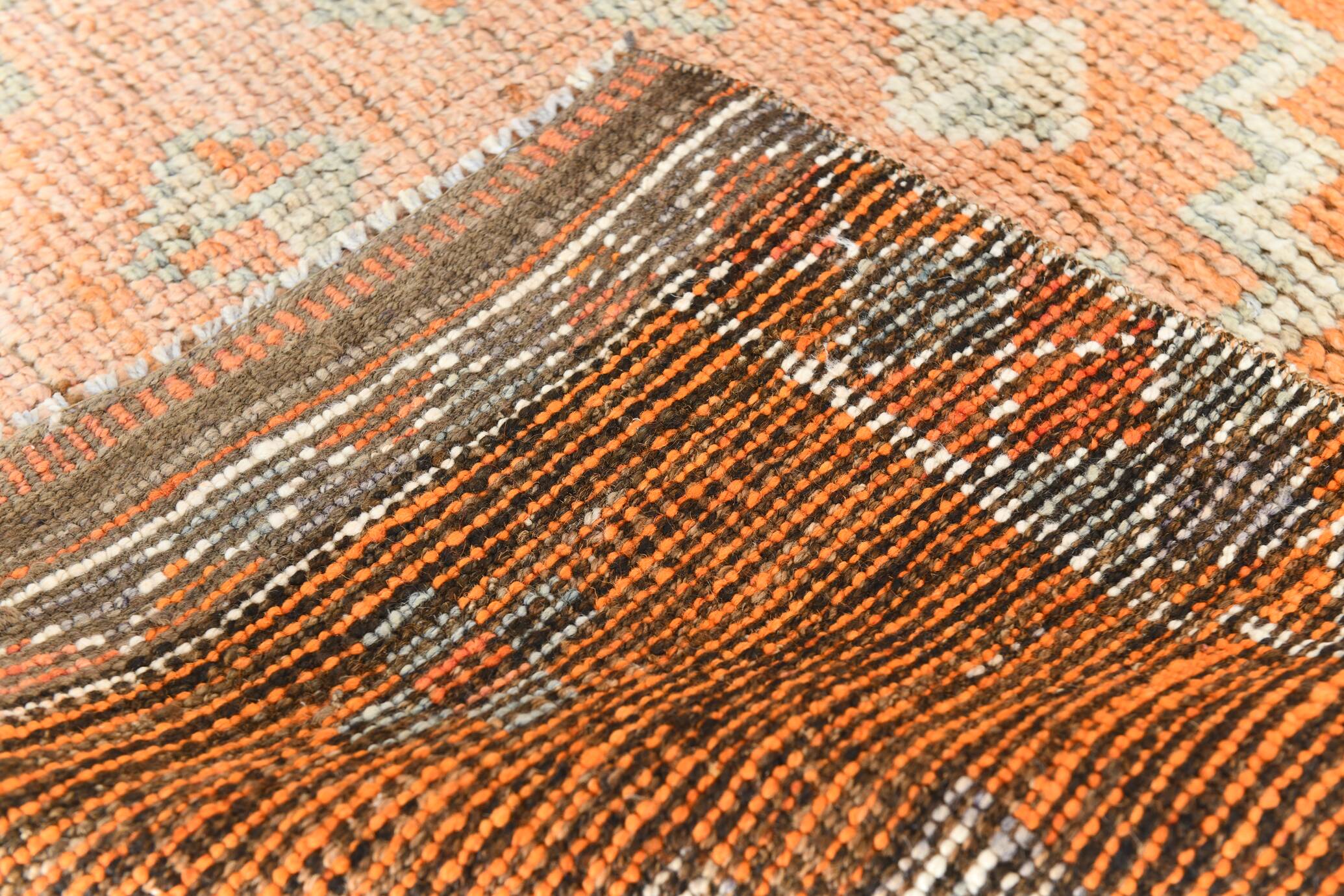 Tapis runner vintage anatolien, tons terre cuite, orange doux et gris clair