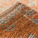 Tapis runner vintage anatolien, tons terre cuite, orange doux et gris clair