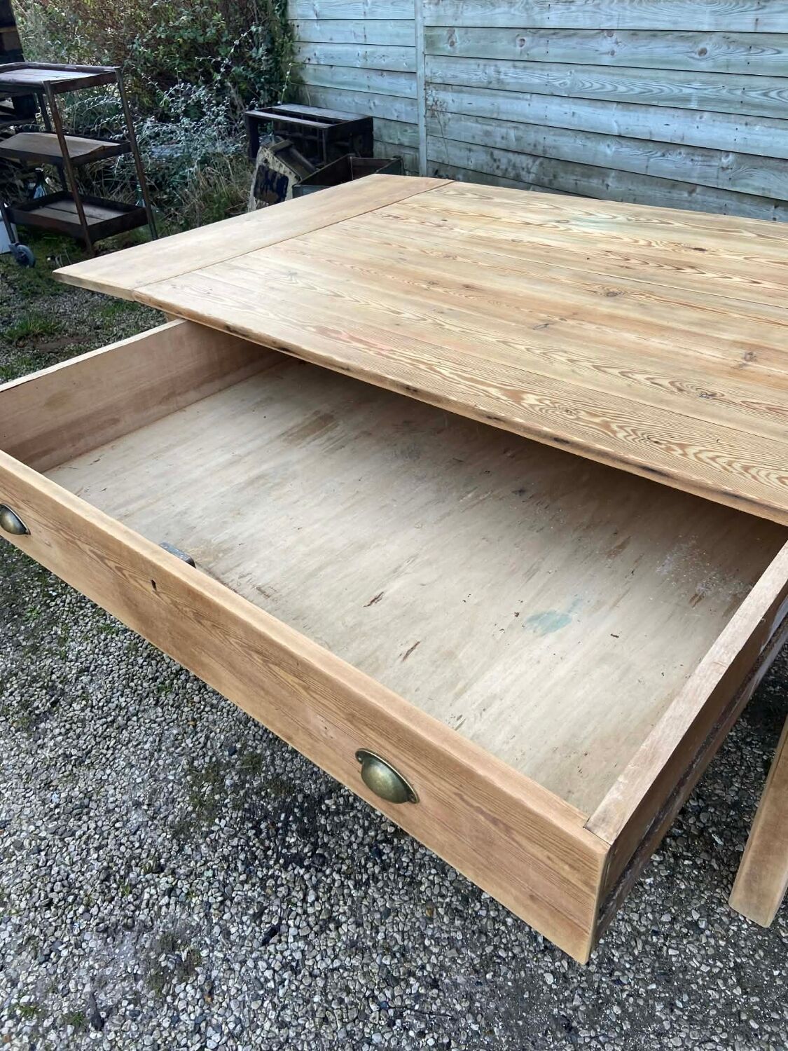 Old solid pine table – farmhouse spirit with a rustic style