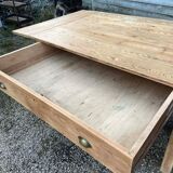 Old solid pine table – farmhouse spirit with a rustic style