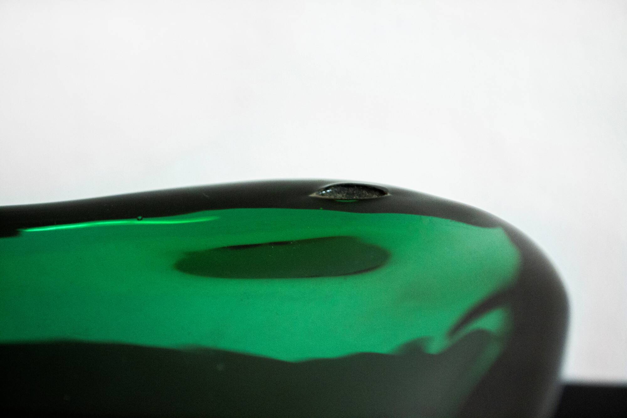 Tre vasi scultorei in vetro verde di Empoli, Italia Anni '60