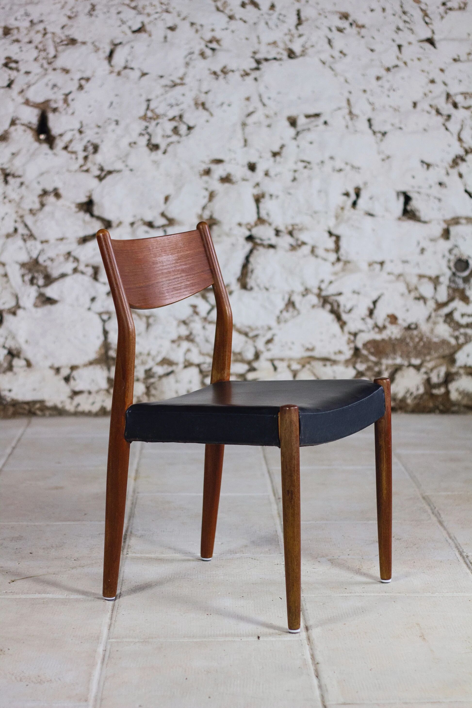 4 Scandinavian Fristho Franeker chairs in teak and faux leather, 1960.