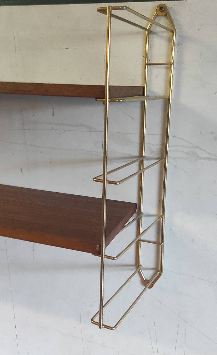 String wall shelf in gold metal and wood - 60s/70s
