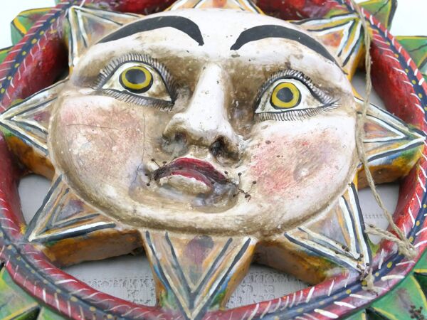 Masque de soleil mexicain vintage en bois sculpté à la main avec laque de couleur vive, art mural décoratif traditionnel rétro d'Amérique du Sud