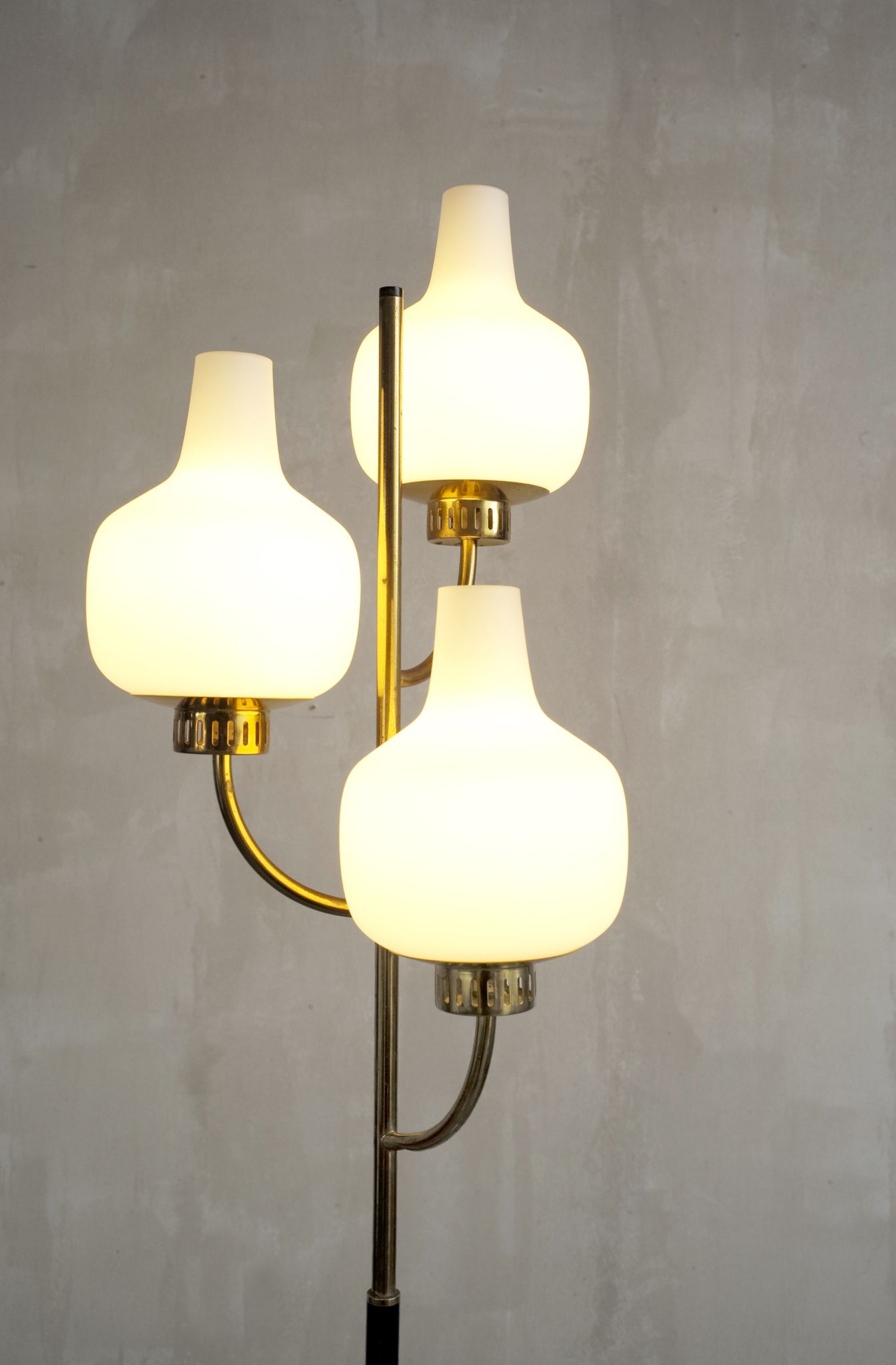 Lampadaire à trois opalines, Stilnovo, Italie 1950