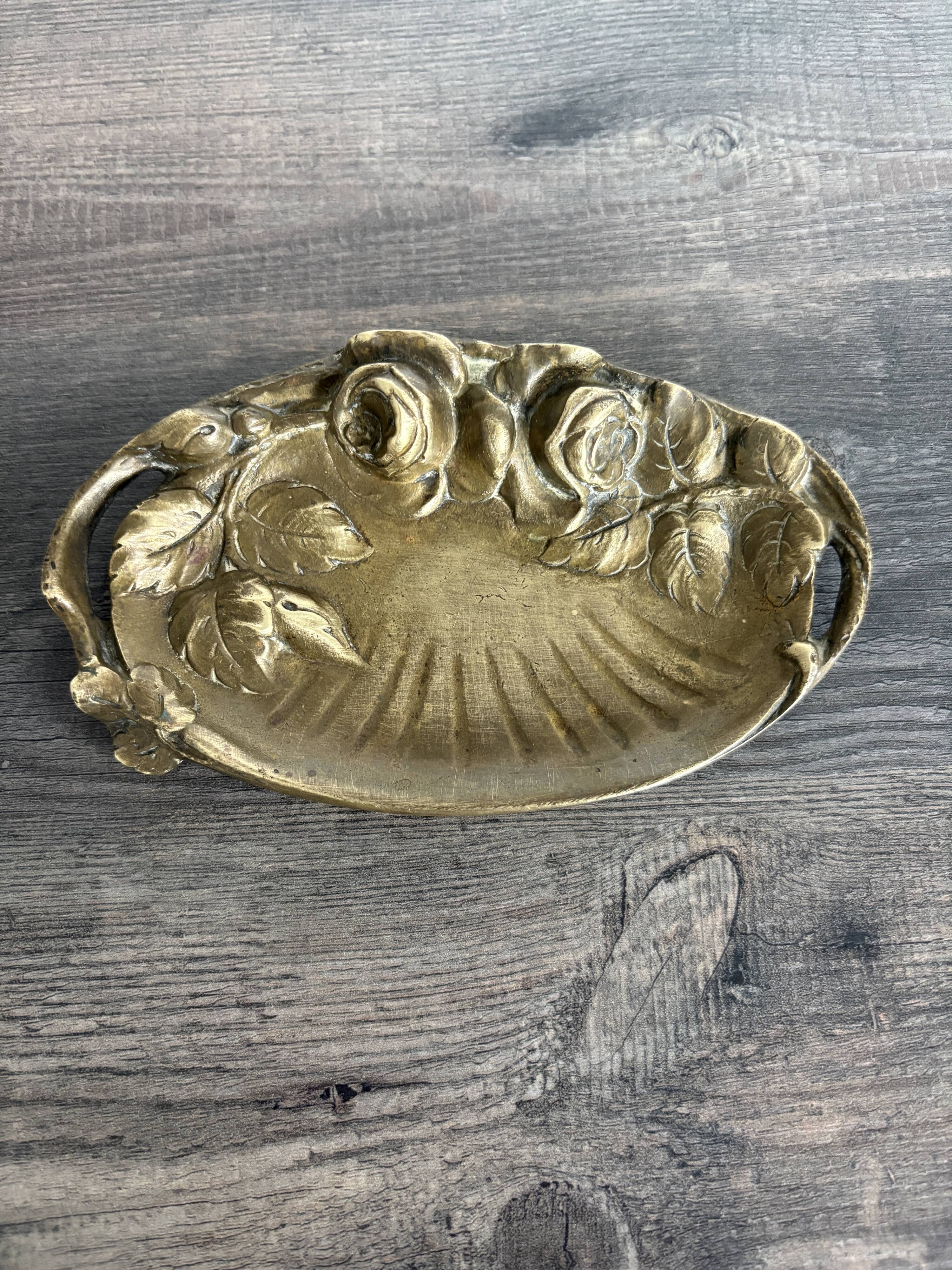 Art Nouveau pocket emptier