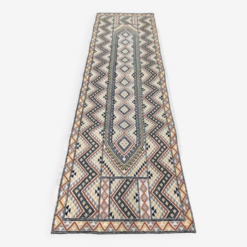 White margoum rug with Berber patterns handmade in natural wool