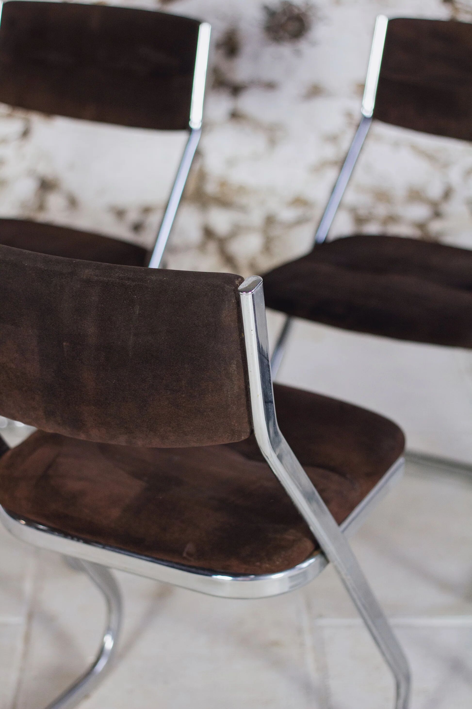 5 tubular chairs in suede and chrome by Roche Bobois, 1970.