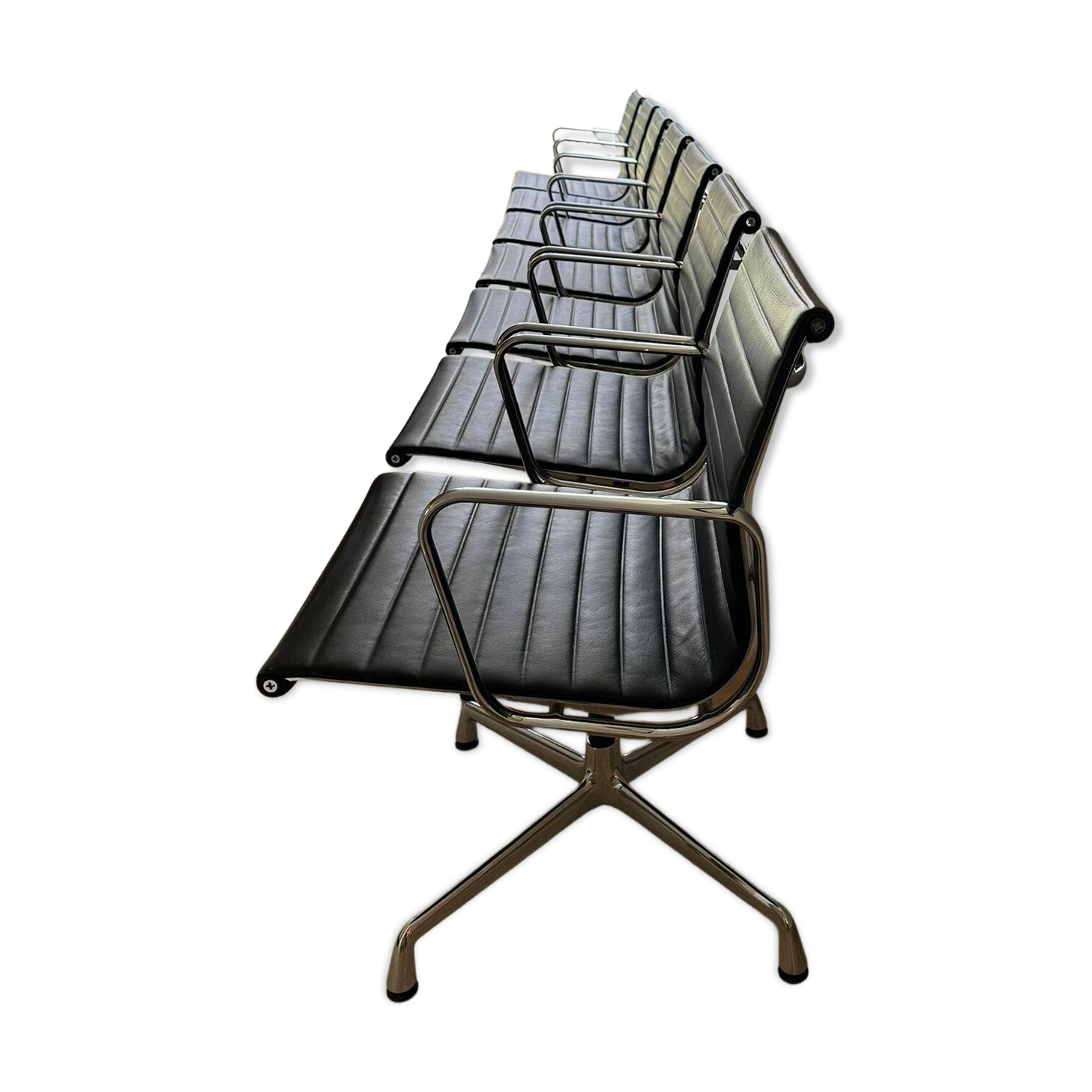 Vitra Aluminium Chair EA 107 Charles & Ray Eames