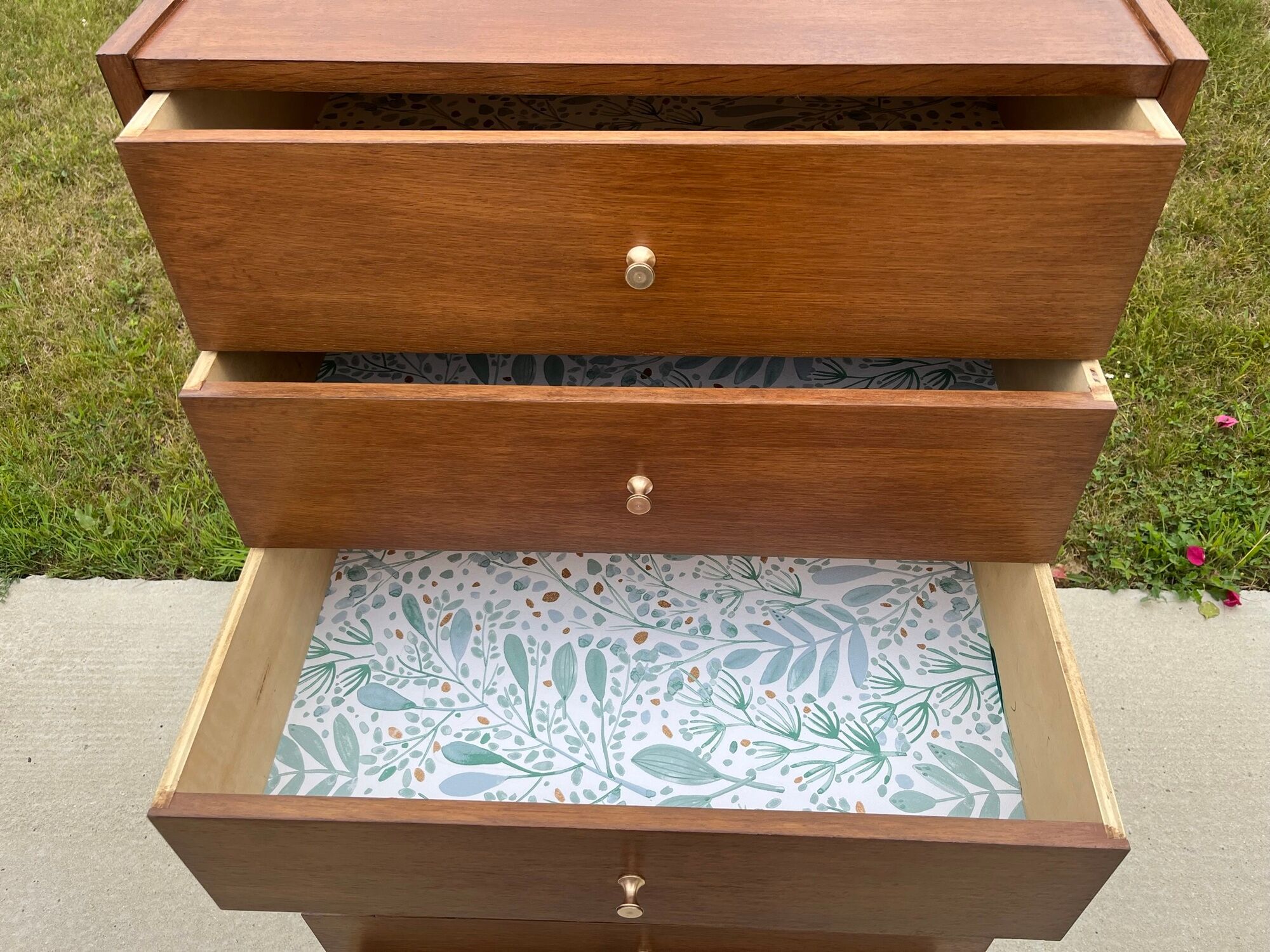 Chiffonnier à 6 tiroirs en bois et laiton