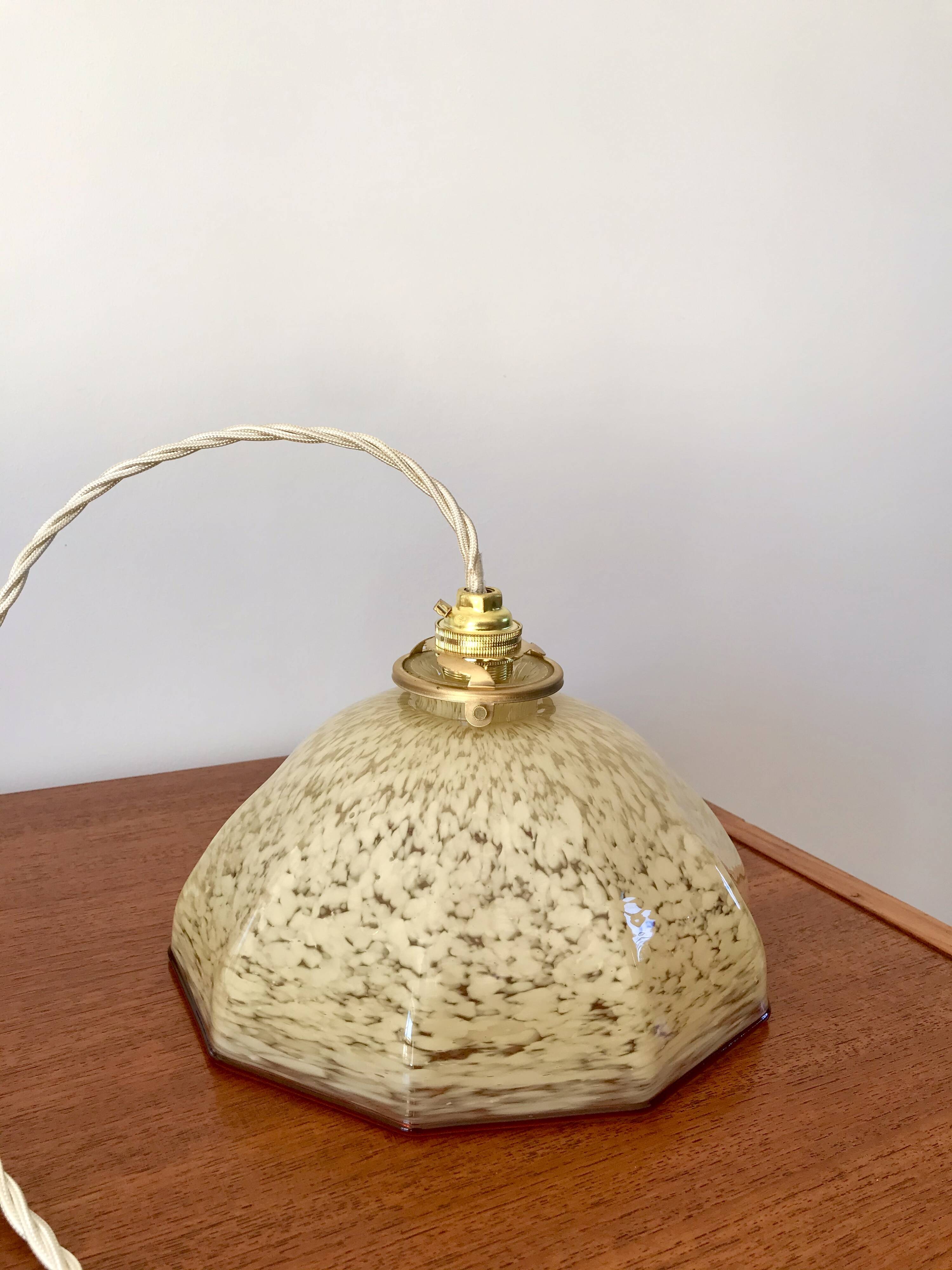 suspension graphique en verre de Clichy jaune et liseré bordeaux années 40-50