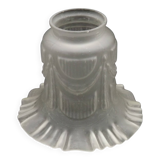 Abat-jour français vintage en verre blanc opaque avec bordure festonnée et détails festonnés 0181