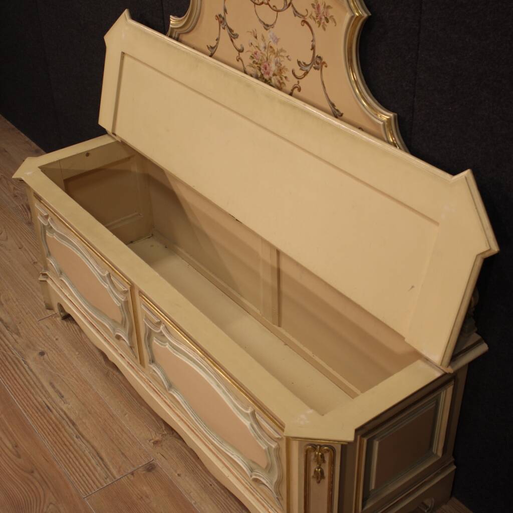 Venetian chest in lacquered and painted wood