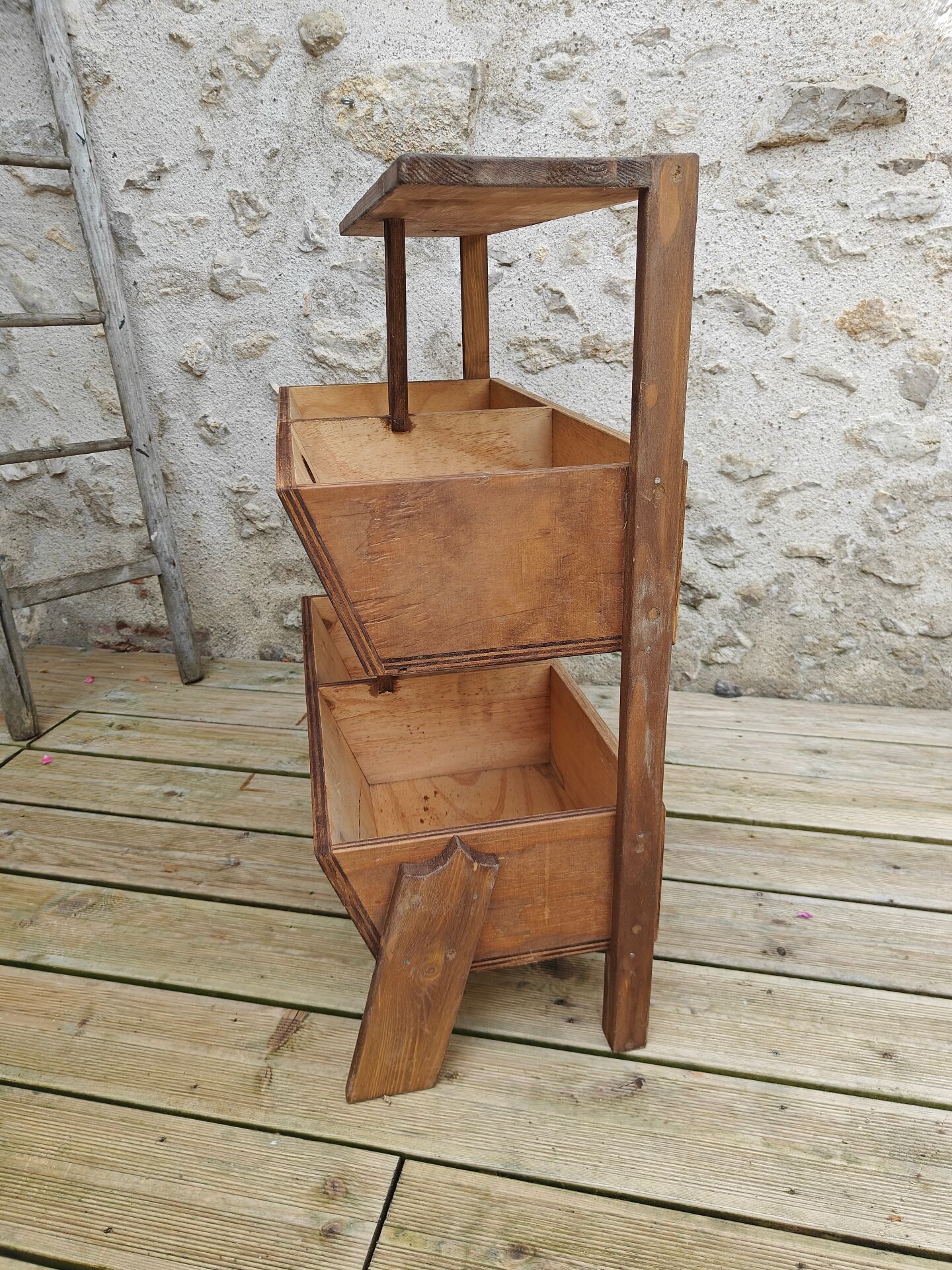Kitchen unit with compartments, vegetable rack