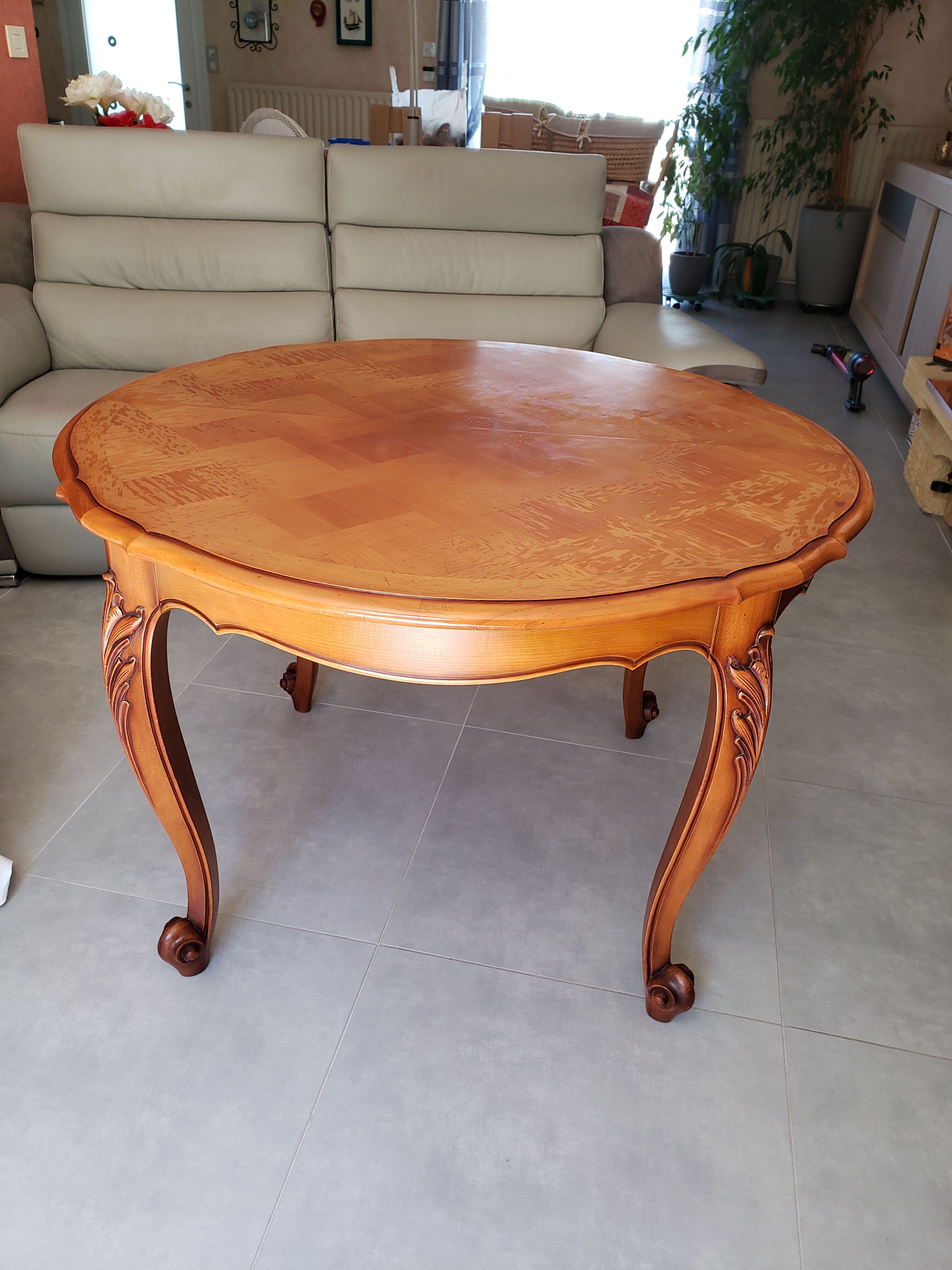 Extendable round table Louis XV style with its 2 extensions