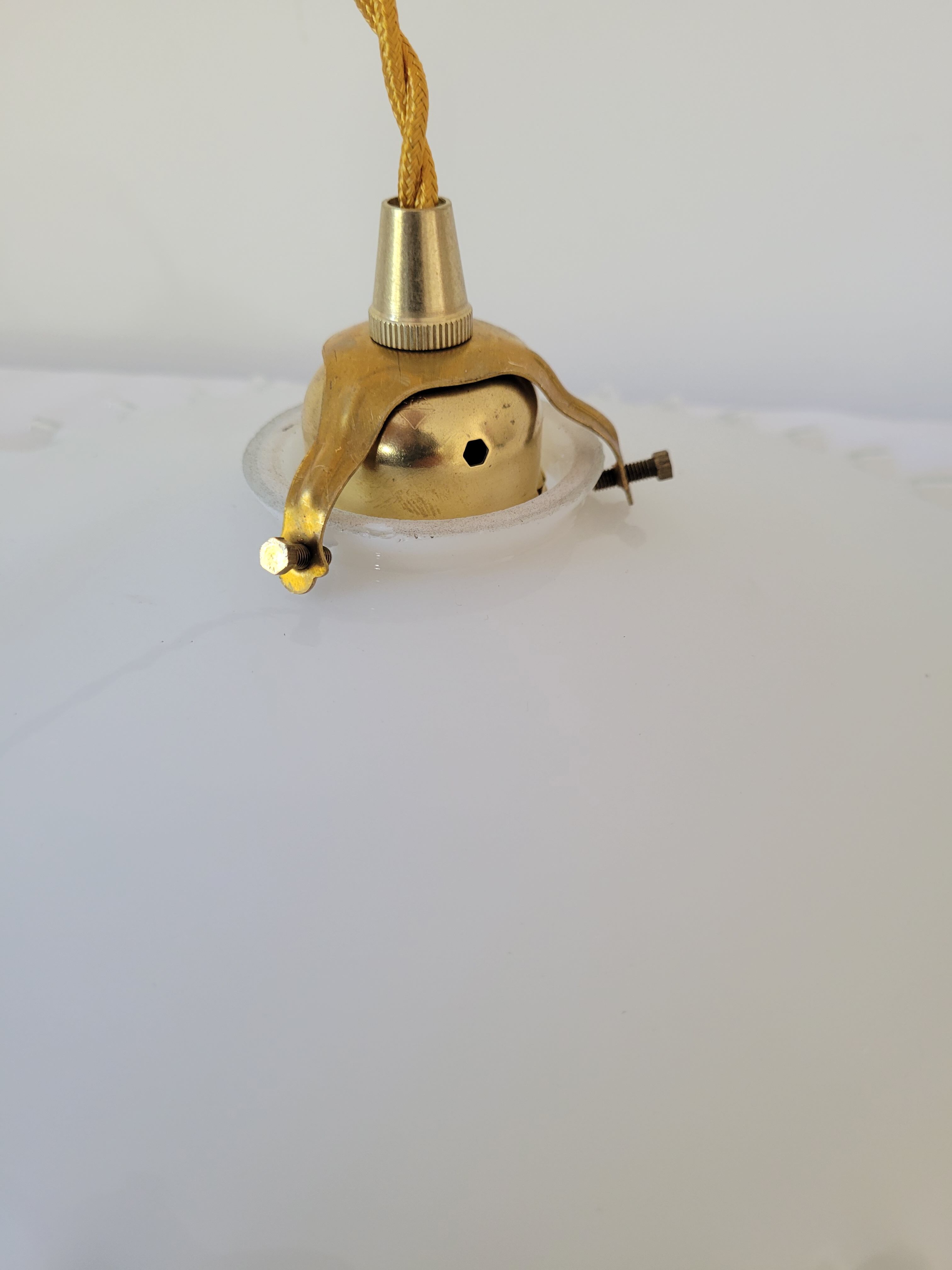 Serrated opaline suspension