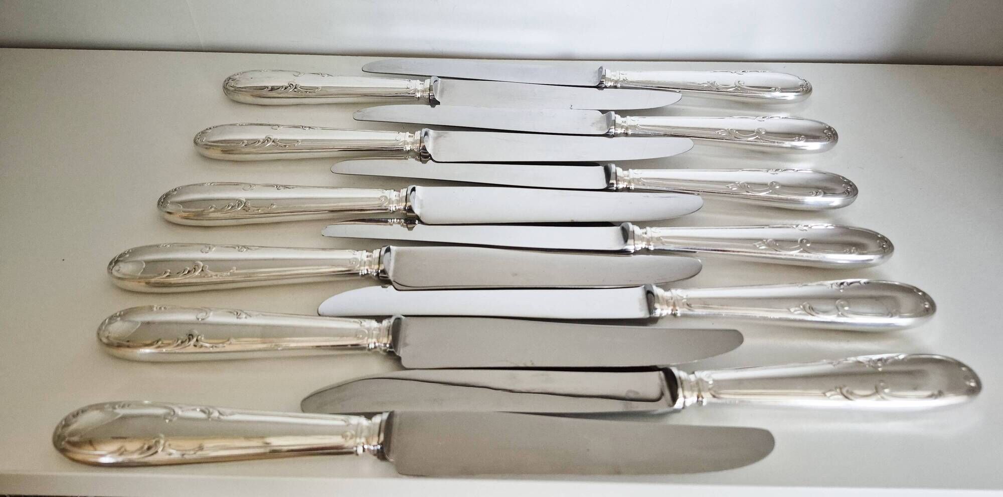 Lot de 12 couteaux de table , manches métal argenté, style Louis XVI