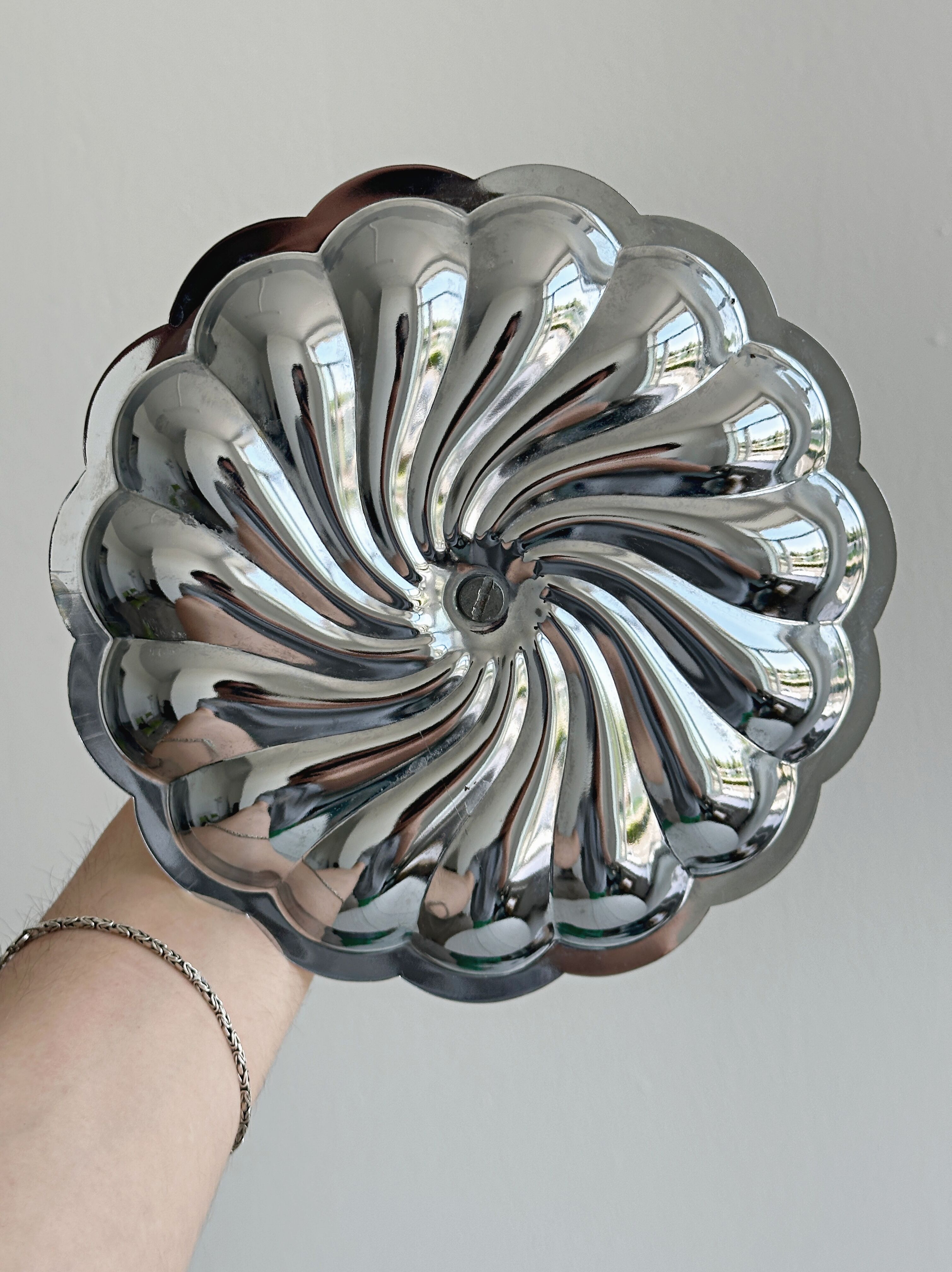 Lightweight metal serving dish