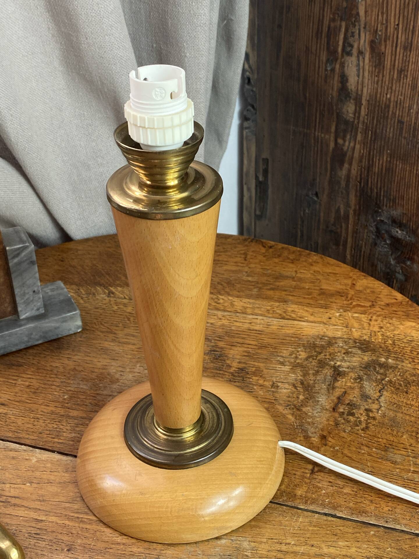 Lampe en bois et laiton, dans le style  Mazda